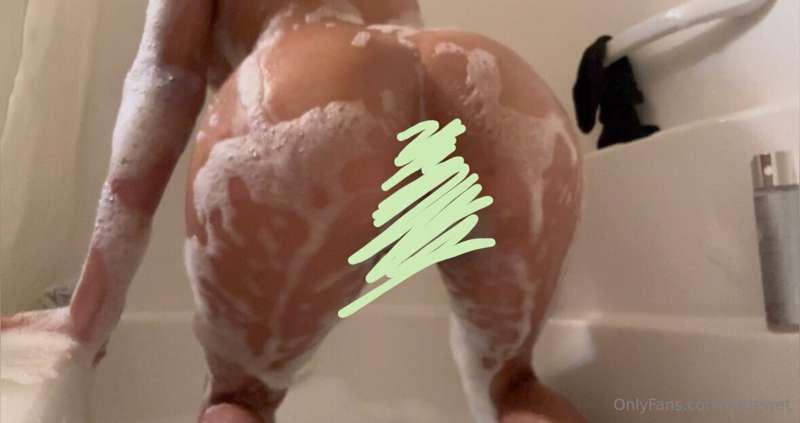 twerking in bath tub 😮‍💨