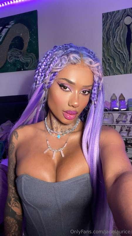 Message your purple princess and keep me from being bored 💜