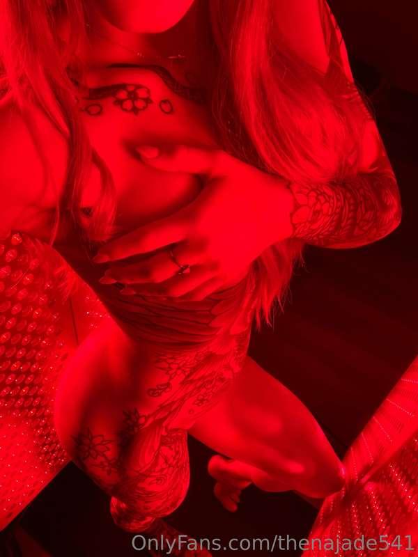 No red flags here… just a little red light 😉🚨🖤