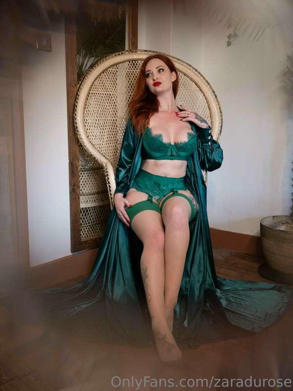Kneel before me. And take my pantyhose off with your mouth 👄