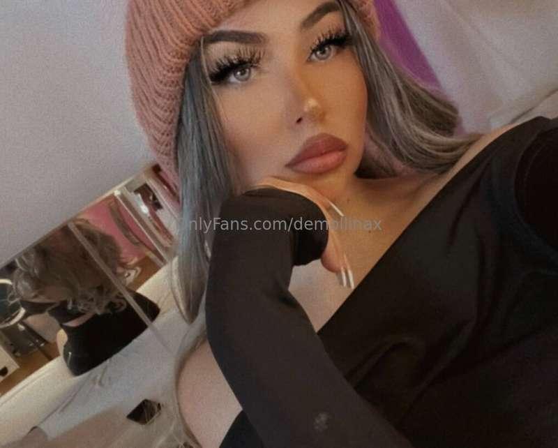 Your mistress, bow to the stupid loser😘