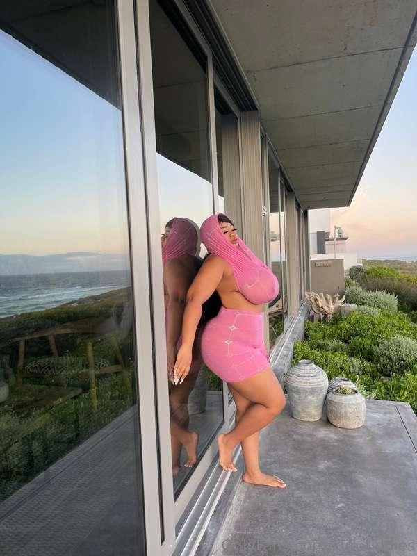 Ignore the cameras, get down on your knees 💦😛 @taste-kimtidd..