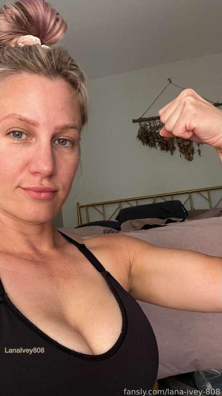 Please do not be intimidated by these bulging biceps. I just did 10 pushups. Time for some chips. 🥳

Follow me for more fitness tips 💪