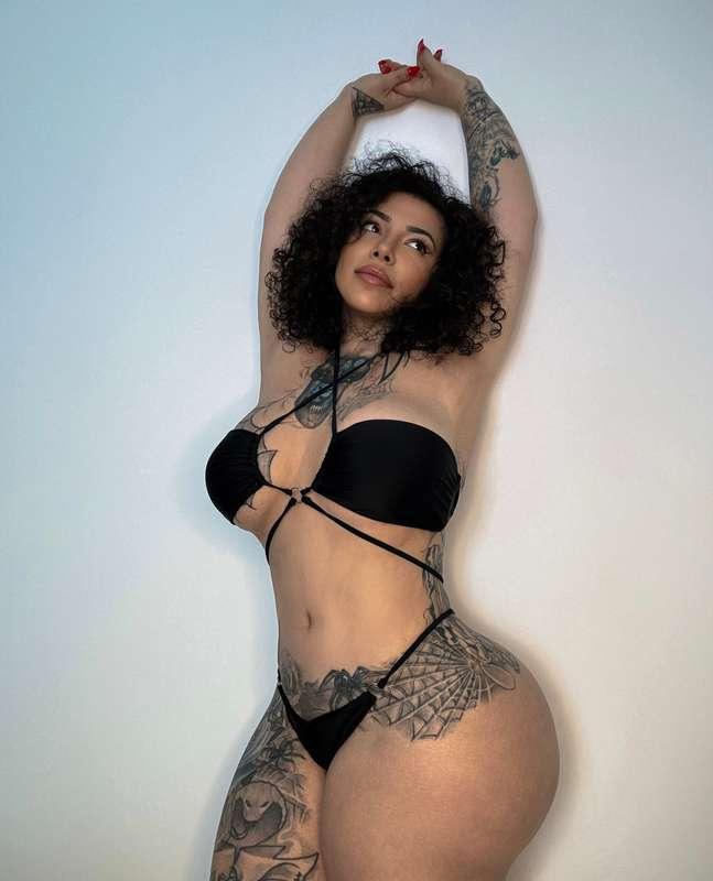 I know my body looks fire in this pic 🔥 Tell me what you'd l..
