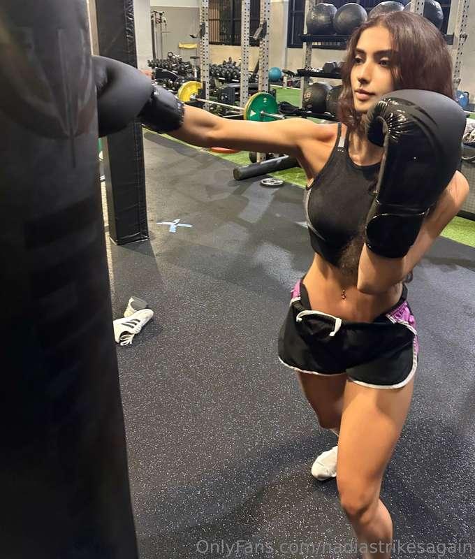 Throwing punches with a super heavy bag! 😪🥊💥 Punching bag wo..