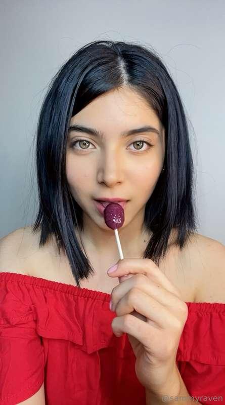 I love to suck... lollipops 🙄🍭
