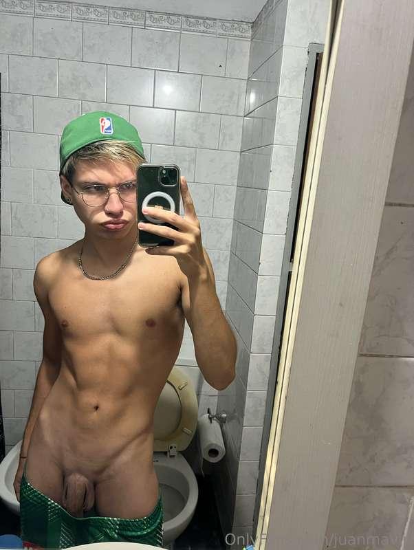 Good morning, do you like my hat?🫢😳