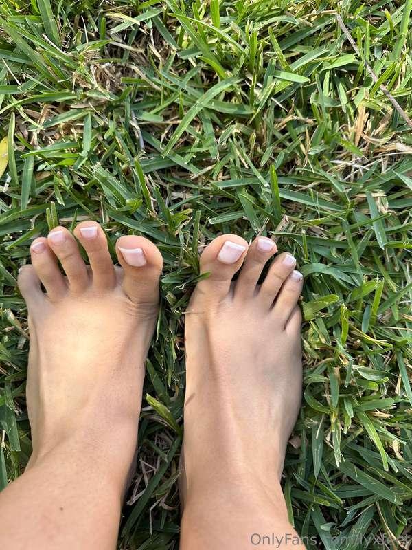 I love having my feet, getting some air, on the grass 🥰🥰