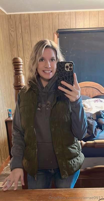 It’s $5 Friday! 💋 all vids $5 each! Send me a message to get..