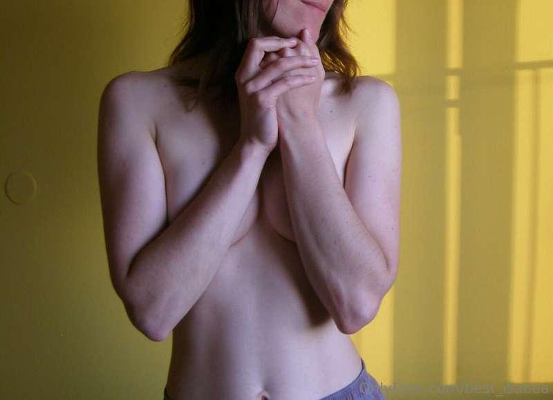 Shy girl and her sweet armbra 🍒