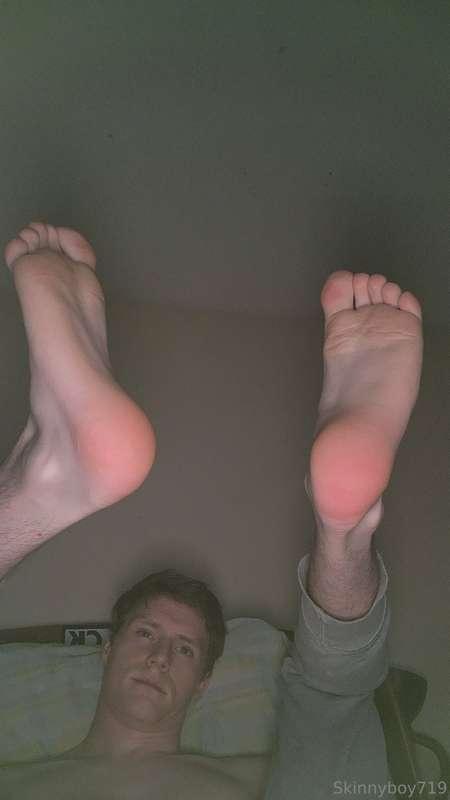 To my feet lovers, come lick my feet 😈😏