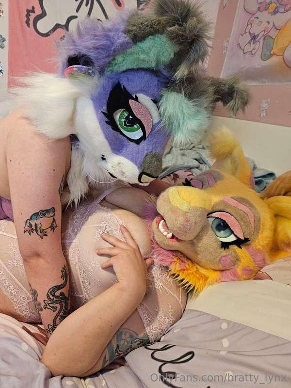strapping vid woth @lewdlynxie (same as what is posted on he..