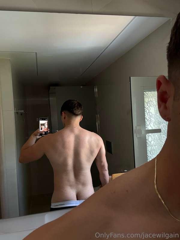 Do you like my back view?👀