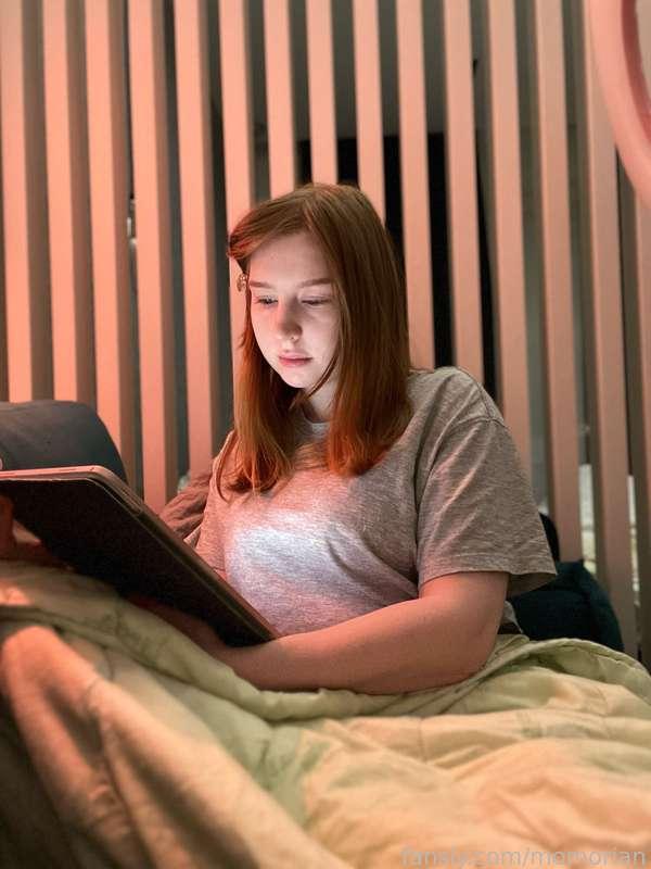 She just kept reading Les Miserables in the dark evenings 🫡
I've given up on reading a little lately, but I started again and oh my god, how wonderful it is. Books rarely evoke real emotions in me, but here is my respect. 🫨🫨🫨 
#fyp #ginger #redhead #teen #young #girlnextdoor