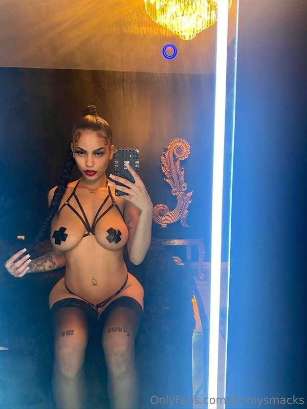 IM GOING LIVE WITH HER SEXY ASS IN 5 MINS