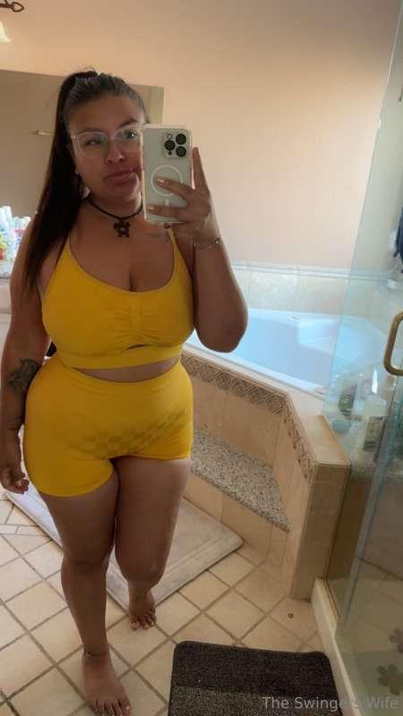 Serving sunshine with a side of curves.Call me your golden d..