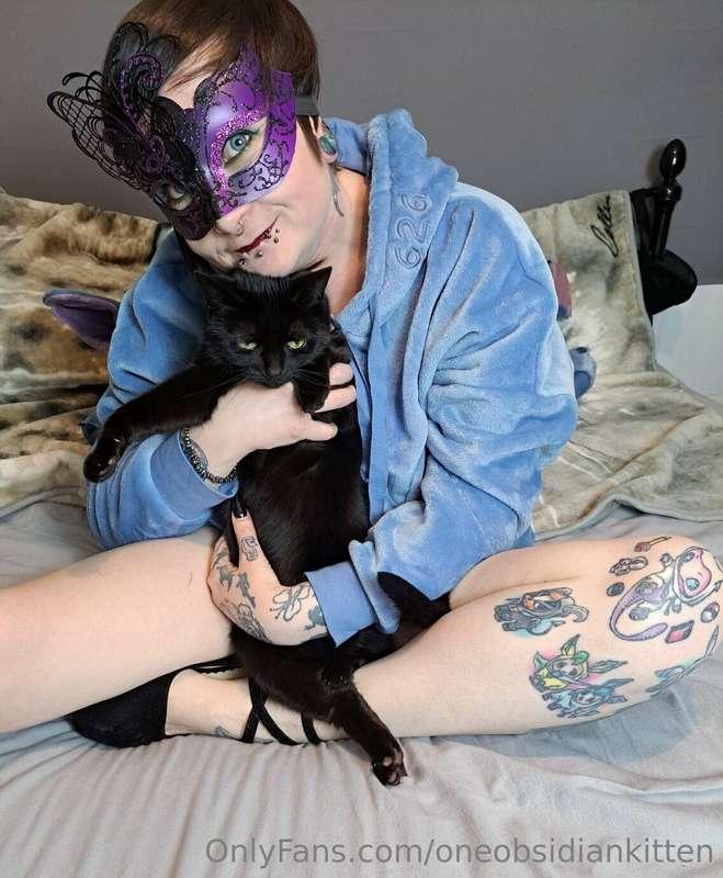 Who doesn't love a little pussy 😽🖤 hehe, here's also a littl..