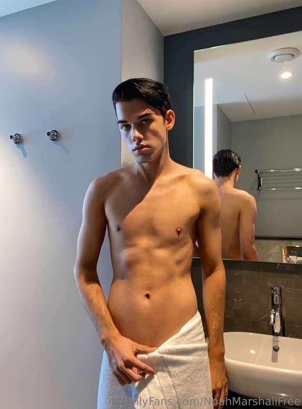 Should I drop the towel? 🥵 Want more? Subscribe to my VIP pa..