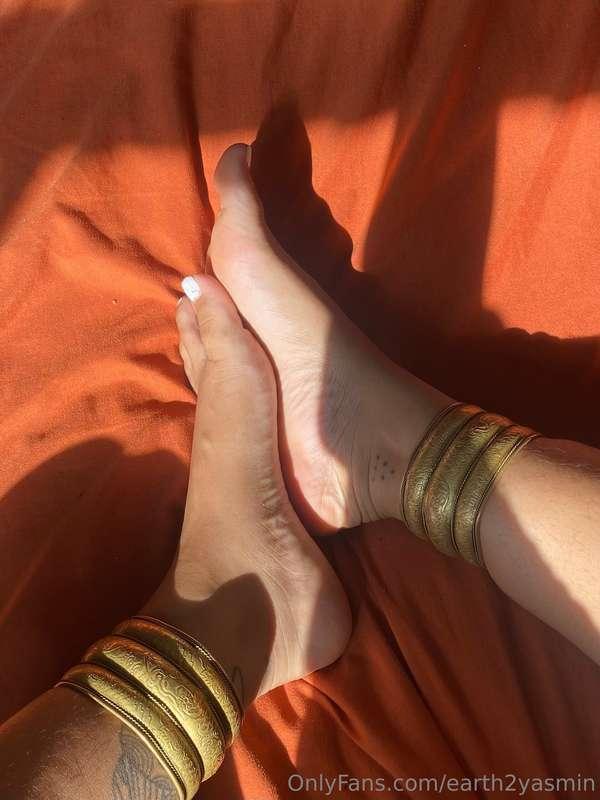 Who wants to see the foot job video I filmed with my roommat..