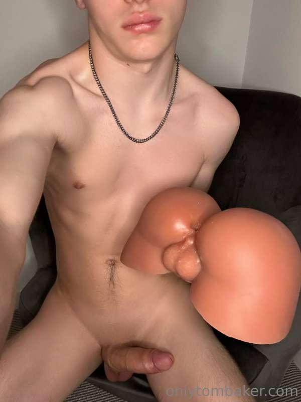 watch me fuck my toy 😈 ➡️ onlyfans.com/691678620/tombakerx