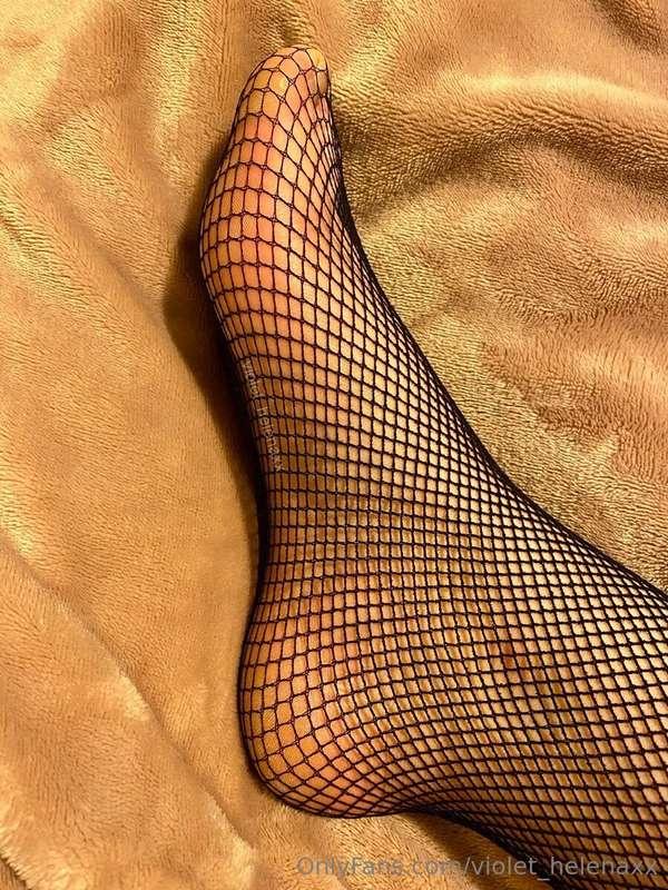 fishnet feet and nothing elsethat’s the post 🖤