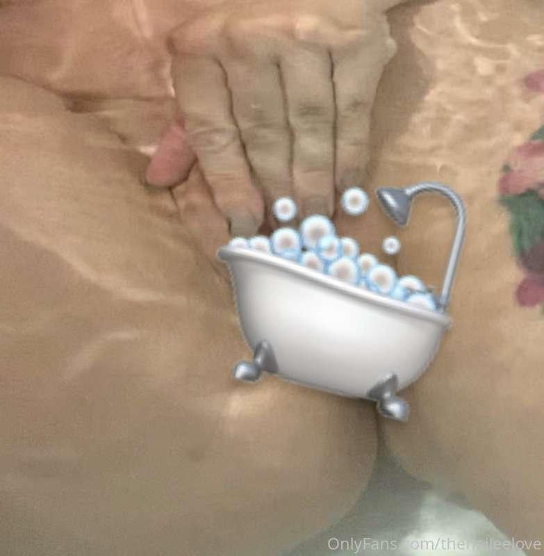 Finger Banged & Rubbed my clit under water in bathtub 🛀 made..