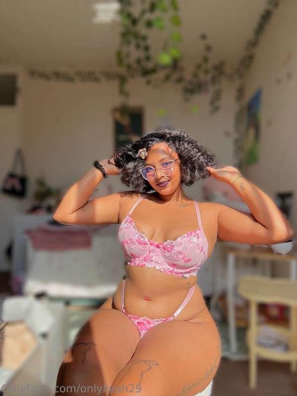 Can I get a round of applause for this gorgeous pink lingeri..
