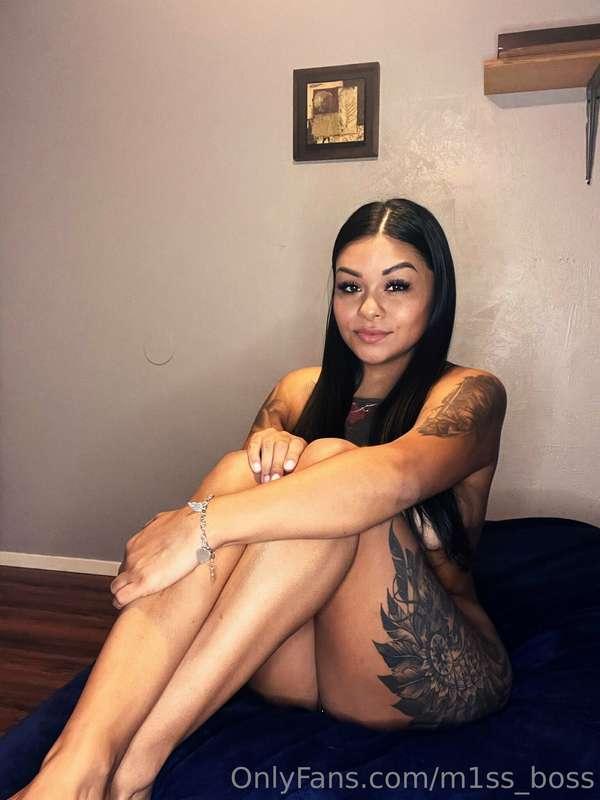 I was trying to take a sexy teasing pic when the 😻 ring went..