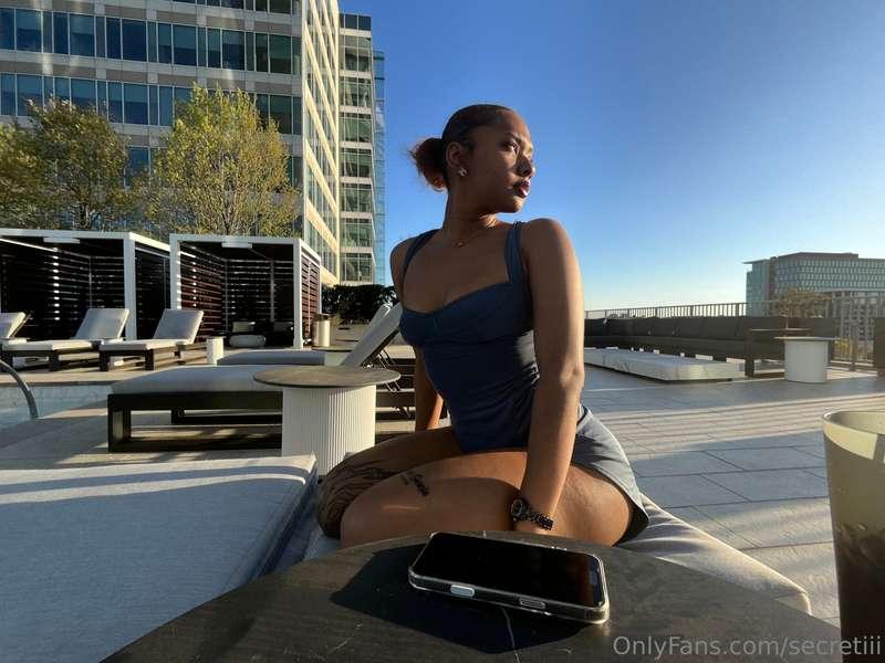 Enjoying the sun right quick wut my thick ass☺️🌞