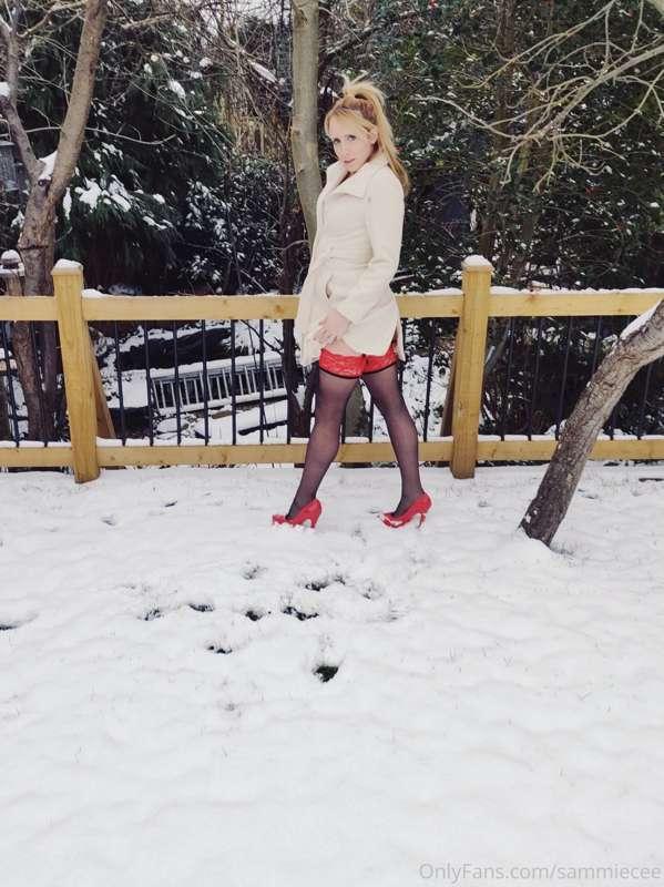 Couldn't resist some lingerie in the snow ❄️🤗