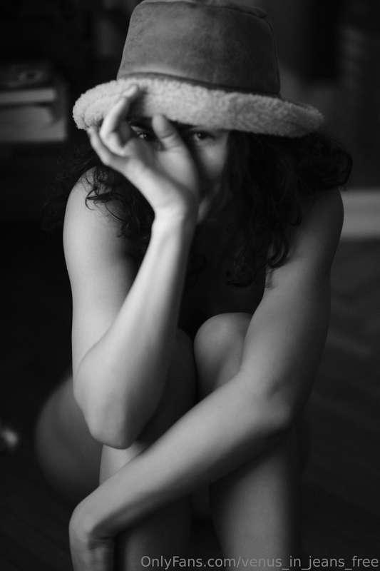 venus_in_jeans_free image #2