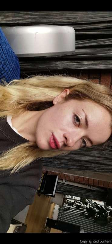 Do you prefer me with completely no makeup or a full face?