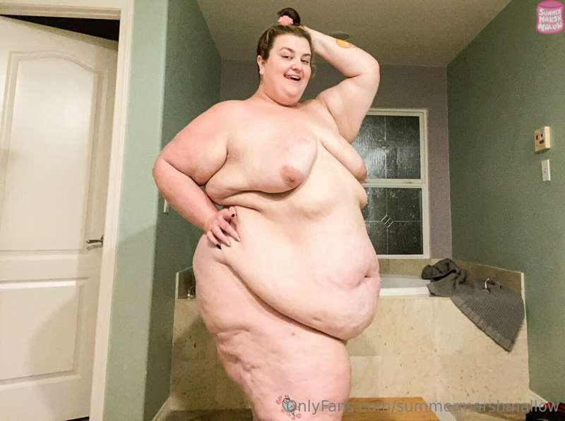 Wanna take a bath? 😍 I’m loving how my belly is rounding out..