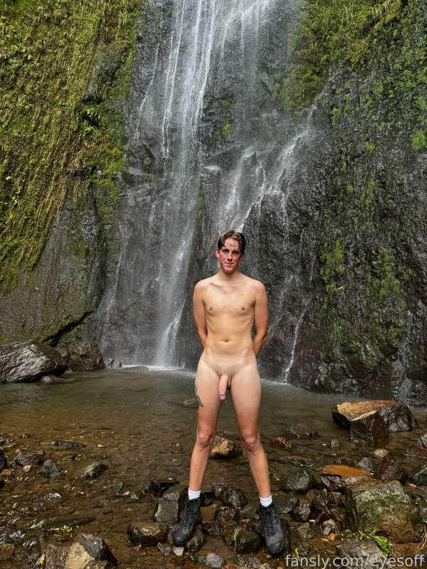 I love showing off in nature on naked hikes! Nowhere to hide when you run into other hikers 🙈

#public #exhibitionism #exposed #waterfall #hike #nature #outside #nudist #humiliation #caught #outdoor #twink #bwc