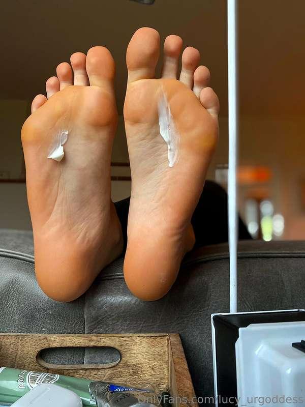 Spread the cream on my feet, looser😈
