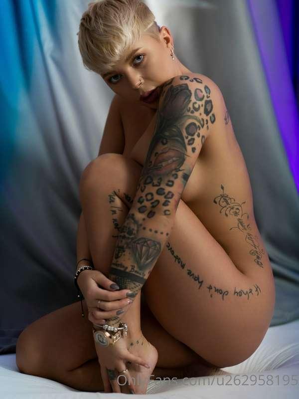 I got my sexy moves with me and I’m SO ready to blow your mi..