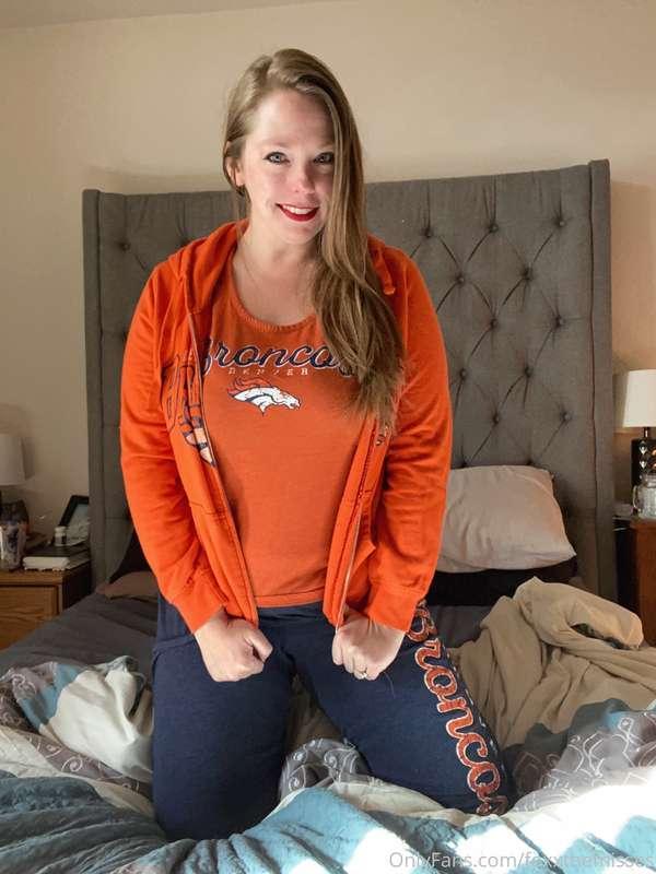 Football Sunday! Who’s watching with me? I’m gonna be taking..