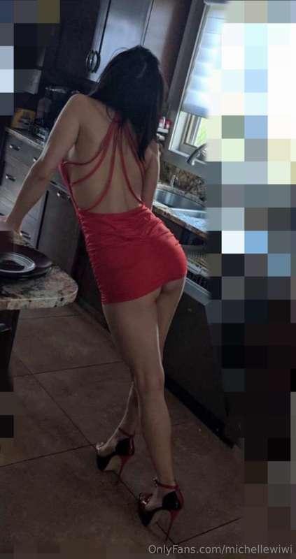 Dirty housewife wants to get fucked while doing dishes
