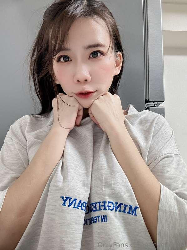 下班後吃完宵夜 再餐桌上掀上衣 這樣的奶子 是不是也讓你想吃吃呀😝