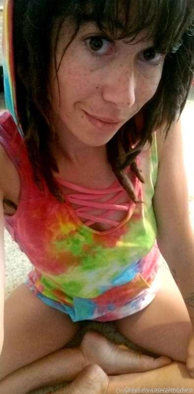 Just a daydreamin' artist, hippie, genderfluid queer femme c..