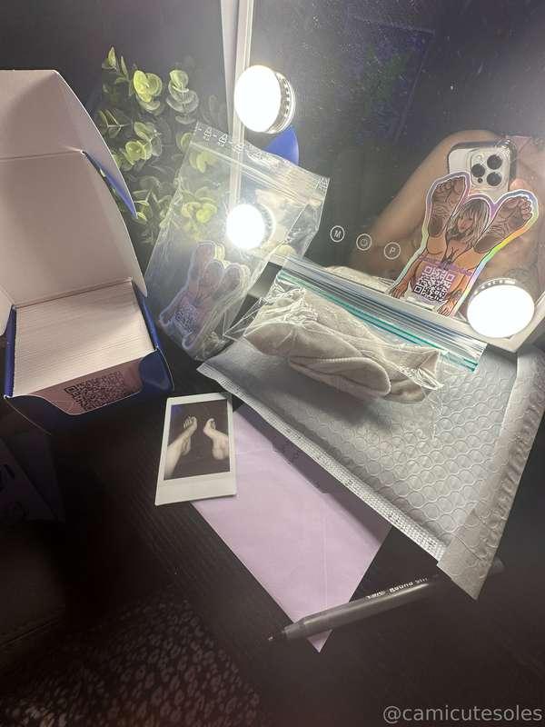 Packing some smelly socks up to send out🧦 do you want a pair..