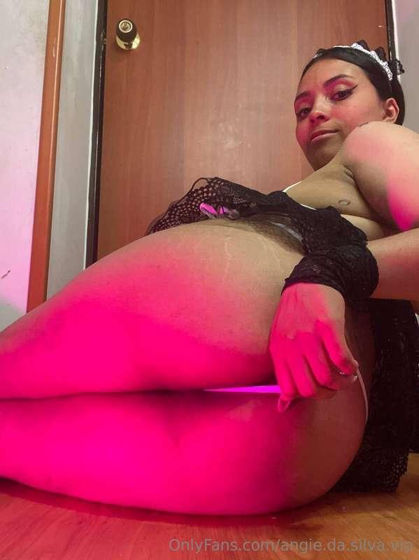 Do you like my housekeeper outfit? 👀