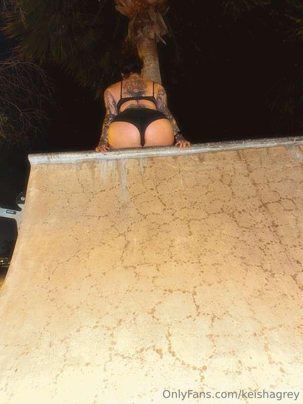 DM me if you're online! I'm feeling lonely 😢 