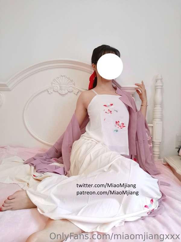 At home undressing and showing my body
在家脱衣服，展示我的身体