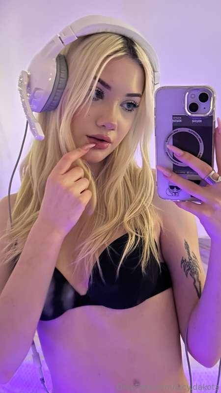 sometimes i only wear lingerie while gaming🤭
