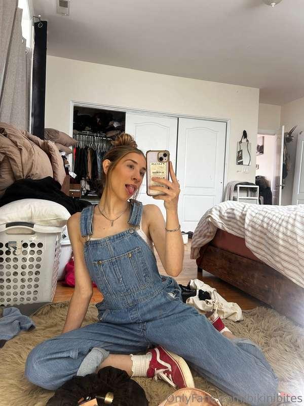 Messy room, cute fit. Balance 🤷‍♀️