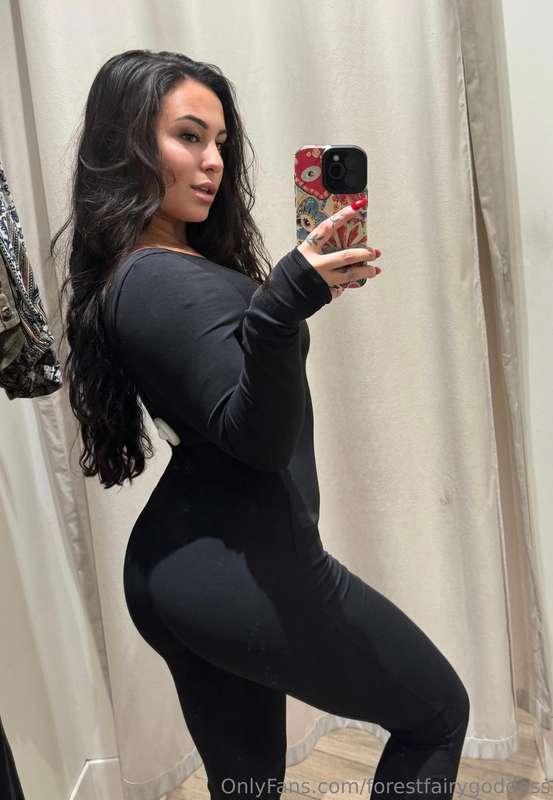 Meet me in the dressing room in 5? 