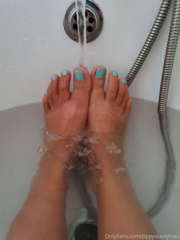 Wanna get wet with me? 🦶🏻🦶🏻🦶🏻 #feetfetish #footlovers #ukfee..