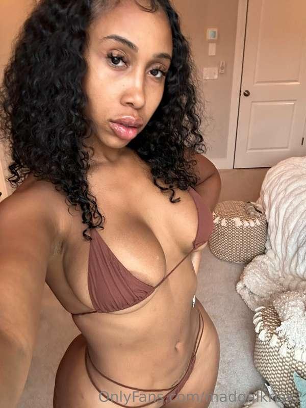Should I put on real clothes? 😘
DM me your response 😏