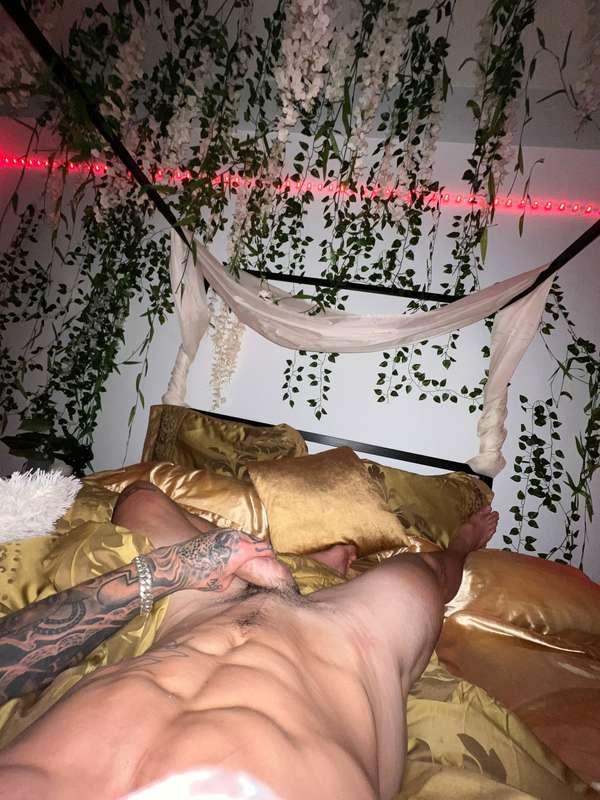 Can you guess who’s bed?😉